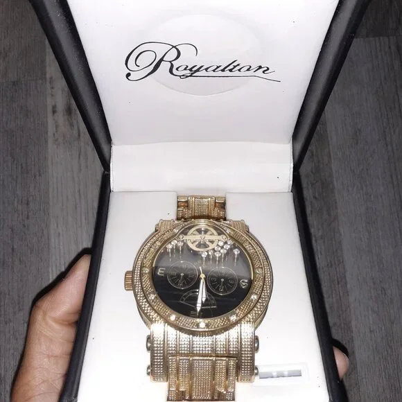 👤 VINTAGE DAIMOND INCLOSED ROYALTON WATCH ( NEEDS NEW BATTERY ) -    $30 - Picture 4 of 12